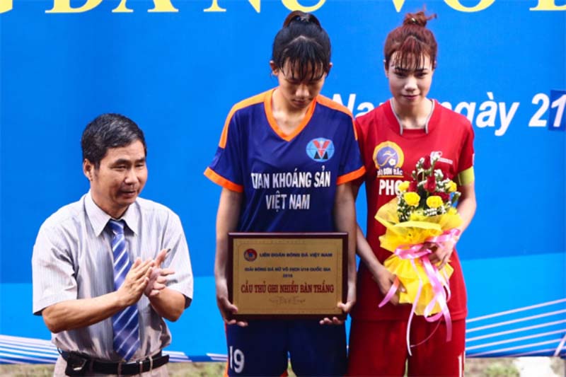 Tiền đạo tài năng Nguyễn Thị Thúy Hằng và sự nghiệp thi đấu chuyên nghiệp