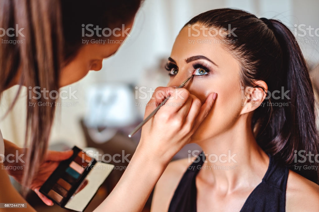 Makeup Artist Lidschatten Auftragen Auf Ein Mädchen Stockfoto und mehr Bilder von Make-Up - iStock