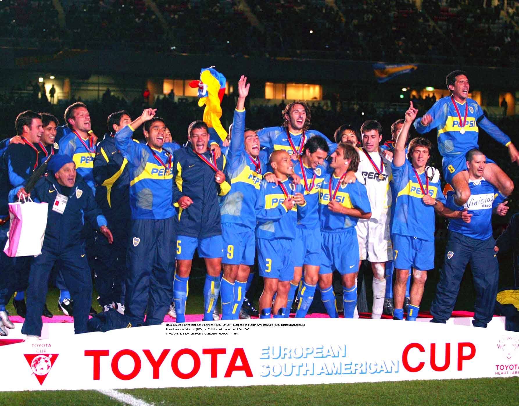 tphoto on X: "Các cầu thủ Boca Juniors ăn mừng chức vô địch TOYOTA châu Âu và Nam Mỹ 2003 (Cúp liên lục địa 2003) Boca Juniors vs Milan 1-1(PK3-1) tại Yokohama, Nhật Bản vào ngày 14 tháng 12 năm 2003 Ảnh