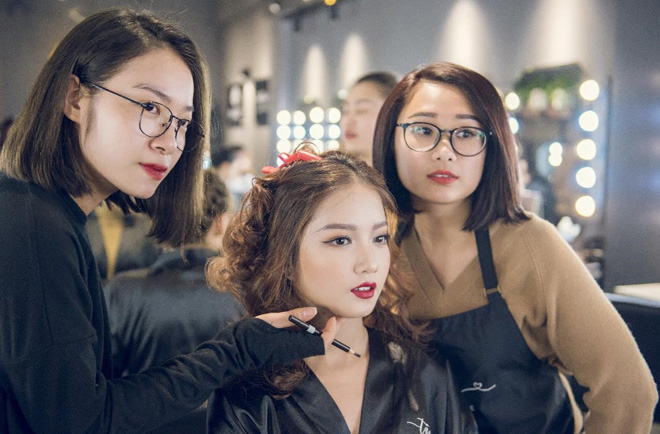 Có nên học trang điểm cá nhân? Nhân viên văn phòng học trang điểm