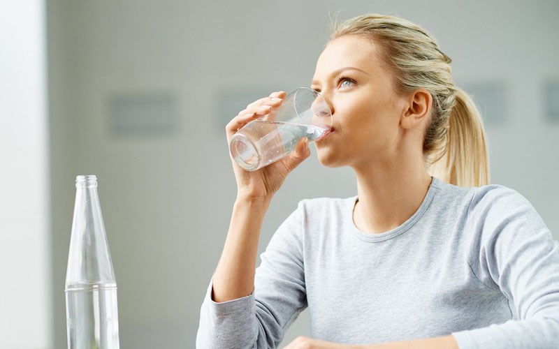 Uống đầy đủ nước mỗi ngày để tăng cường trao đổi chất